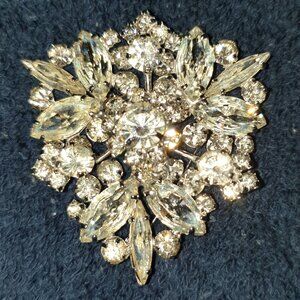 ✨ Vintage Sparkle — Exquisite White Rhinestone Brooch ✨